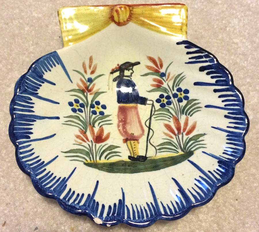 QUI100 Shell Shaped Dish by Quimper-1