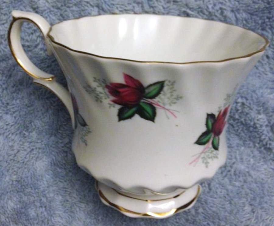QUA76 Footed Cup by Queen Anne (England)-1