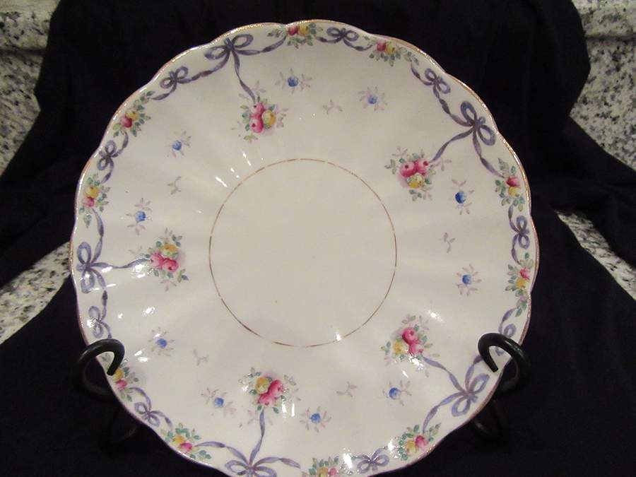 QUE29 Saucer by Queen's-1