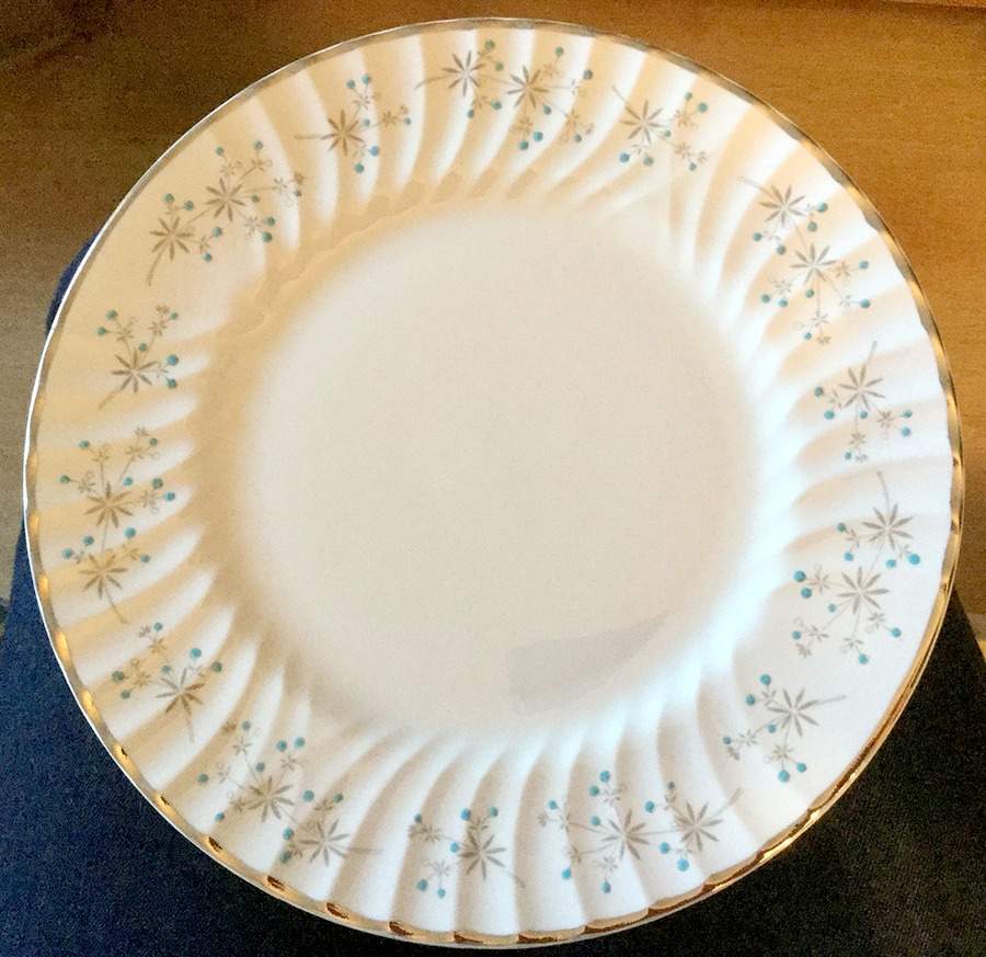 QUA82 Dinner Plate by Queen Anne (England)-1