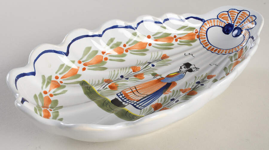 D217 Large Shell Shaped Dish by Quimper-1