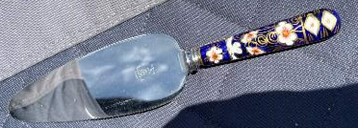 Traditional Imari Pie Server with Stainless Blade by Royal Crown Derby-1