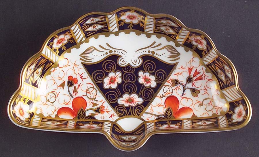 Traditional Imari Fan Tray by Royal Crown Derby-1