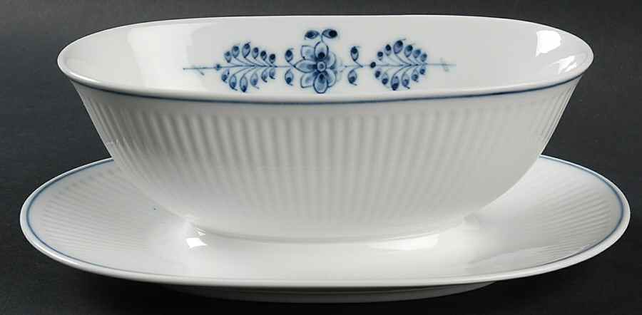 32 Gravy Boat with Attached Underplate by Royal Copenhagen-1