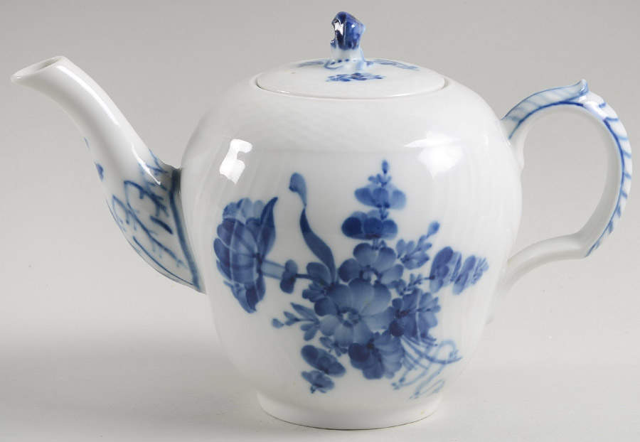 Blue Flowers Curved) Mini Teapot & Lid by Royal Copenhagen-1