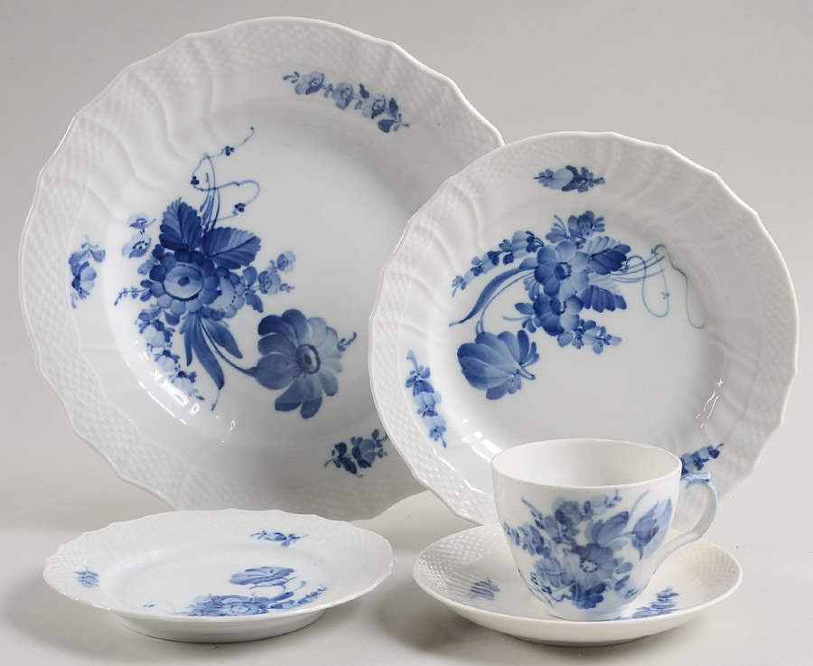 Blue Flowers Curved) 5 Piece Place Setting by Royal Copenhagen-1
