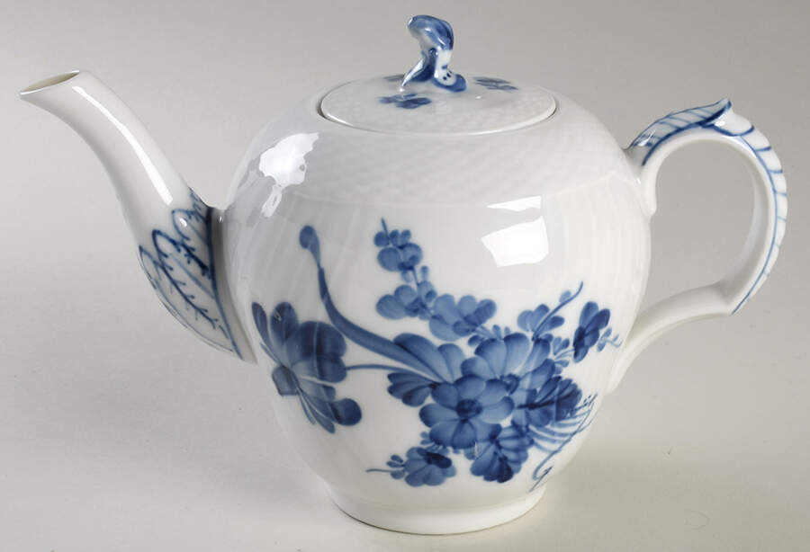 Blue Flowers Curved) Teapot & Lid by Royal Copenhagen-1