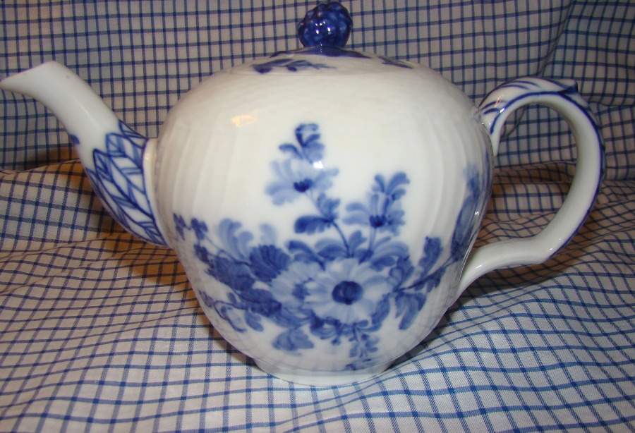 Blue Flowers Curved) Individual Teapot & Lid by Royal Copenhagen-1