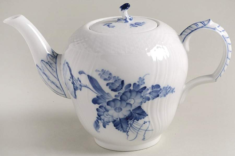 Blue Flowers Curved) Teapot & Lid by Royal Copenhagen-1