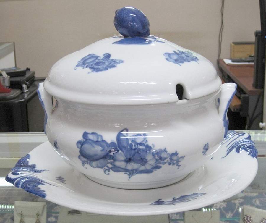 Blue Flowers Braided Tureen & Lid w/Underplate by Royal Copenhagen-1