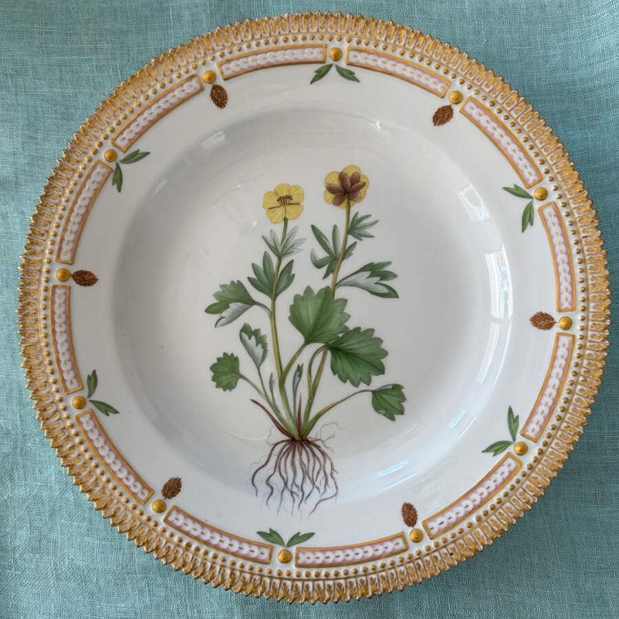 Flora Danica (1961 To Current) Dinner Plate-Ranunculus Altaicus by Royal Copenhagen-1