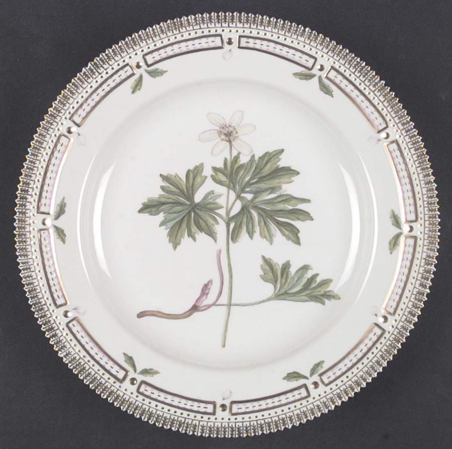 Flora Danica (1961 To Current) Dinner Plate by Royal Copenhagen-1