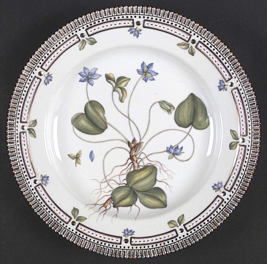 Flora Danica (1961 To Current) Dinner Plate by Royal Copenhagen-1