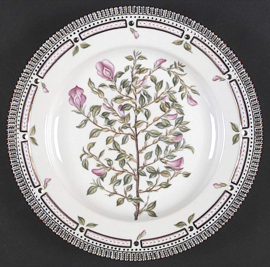 Flora Danica (1961 To Current) Dinner Plate by Royal Copenhagen-1