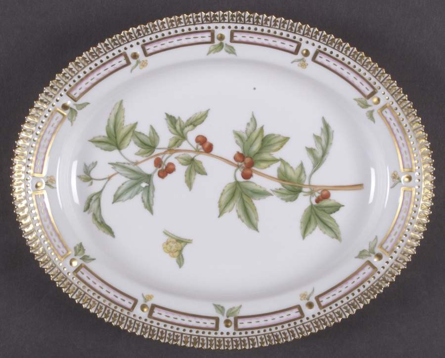 Flora Danica (1961 To Current) 9" Oval Serving Platter by Royal Copenhagen-1