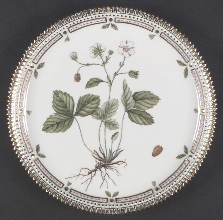 Flora Danica (1961 To Current) 9" Round Tray by Royal Copenhagen-1
