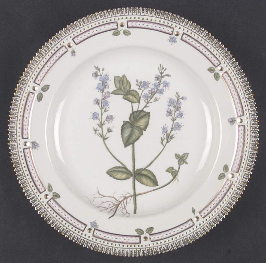 Flora Danica (1961 To Current) Dinner Plate by Royal Copenhagen-1