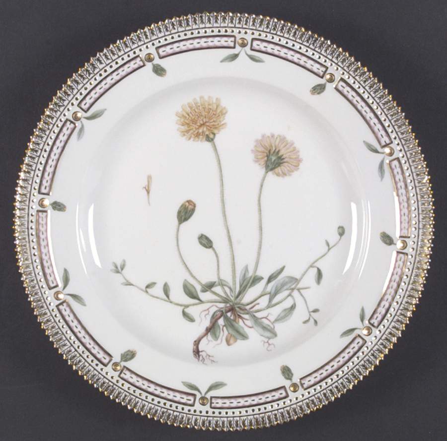 Flora Danica (1961 To Current) Dinner Plate by Royal Copenhagen-1