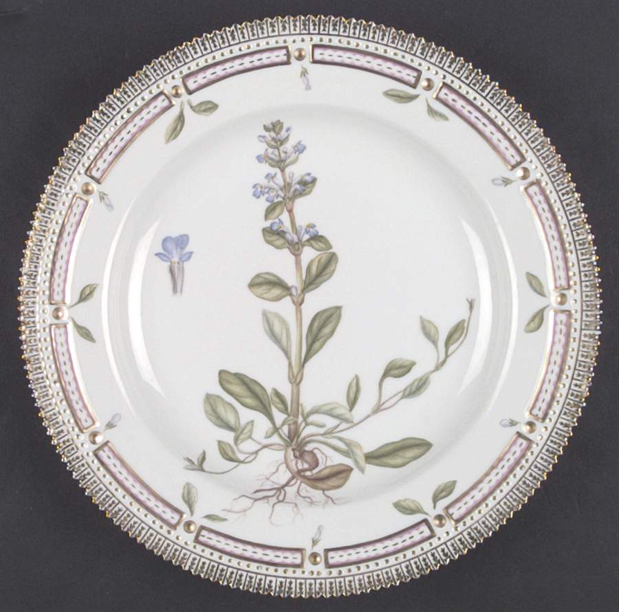Flora Danica (1961 To Current) Dinner Plate by Royal Copenhagen-1