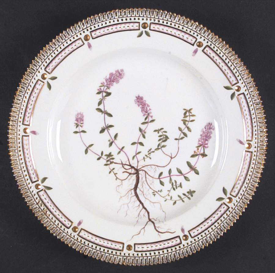 Flora Danica (1961 To Current) Dinner Plate by Royal Copenhagen-1
