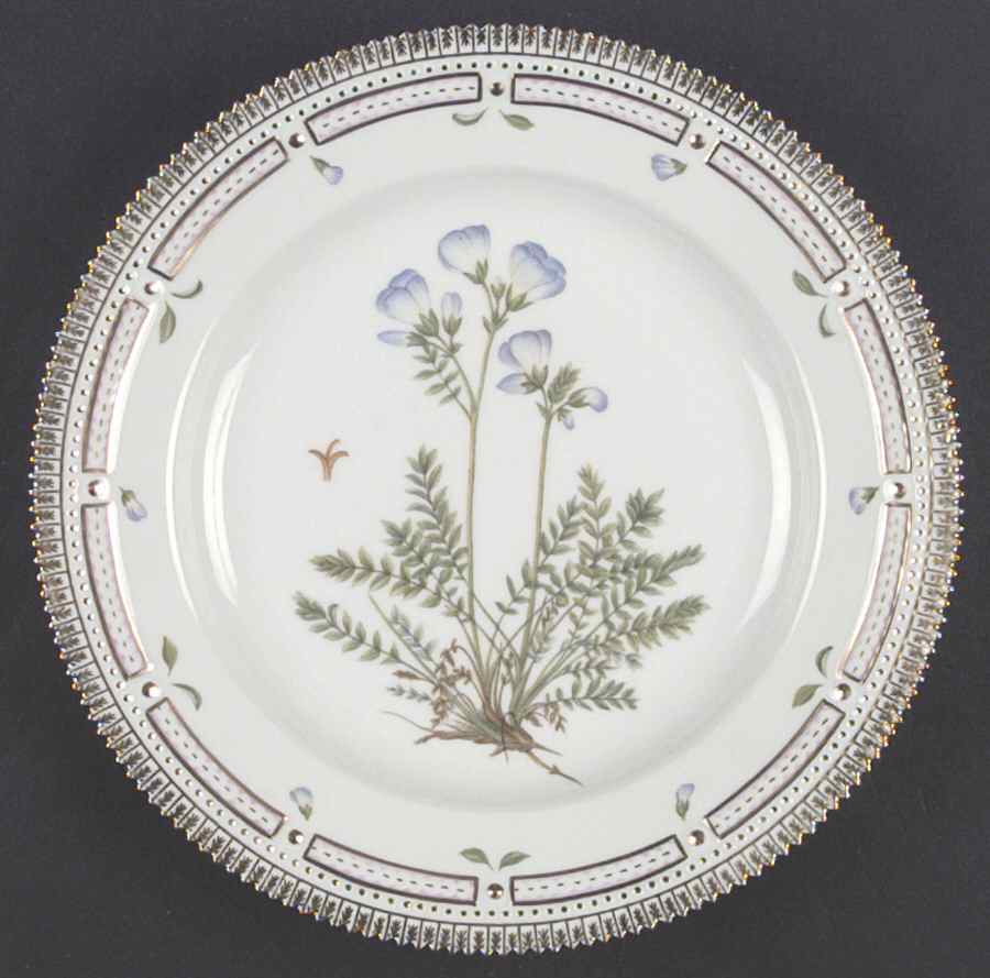 Flora Danica (1961 To Current) Dinner Plate by Royal Copenhagen-1