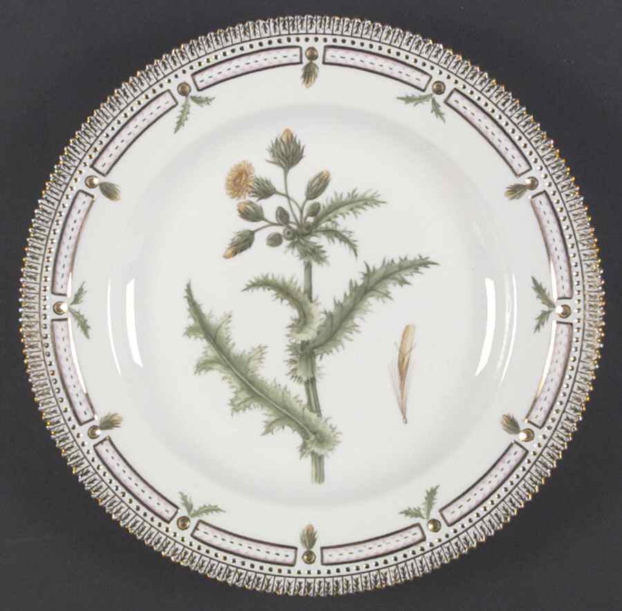 Flora Danica (1961 To Current) Dinner Plate by Royal Copenhagen-1