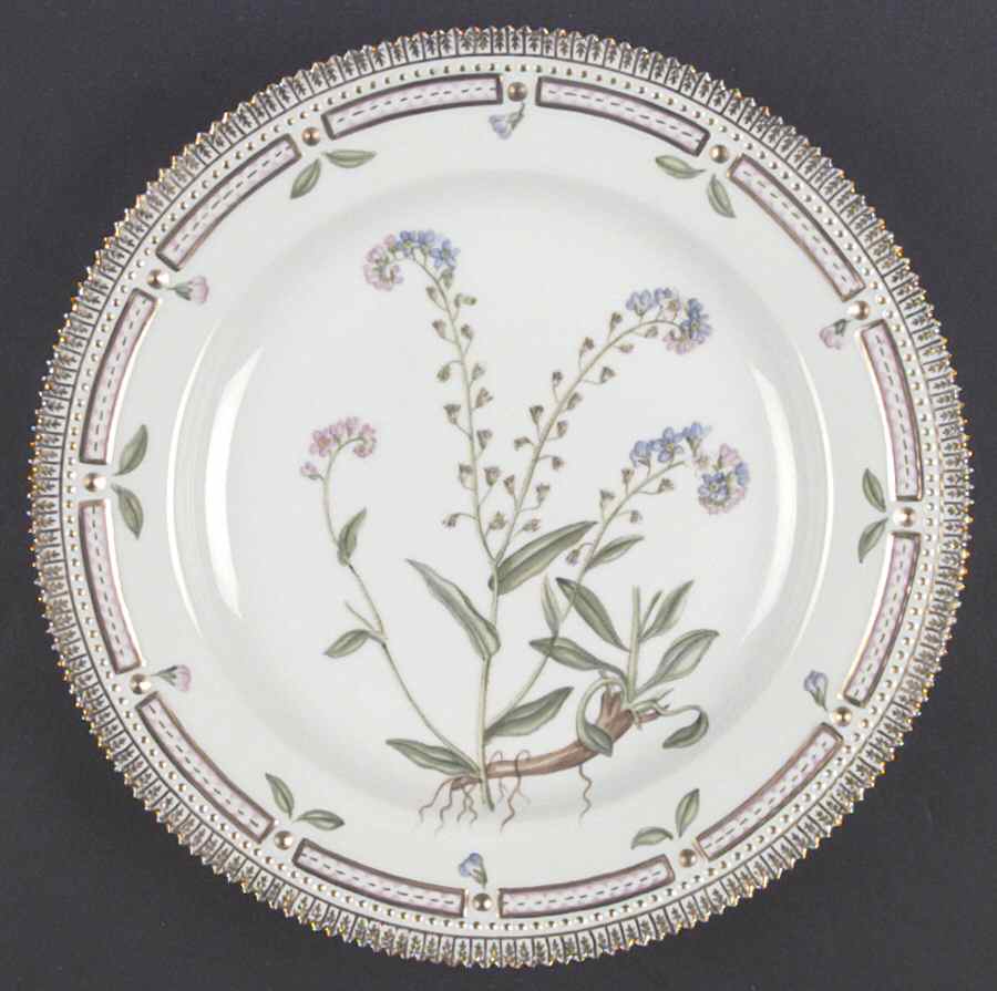 Flora Danica (1961 To Current) Dinner Plate by Royal Copenhagen-1