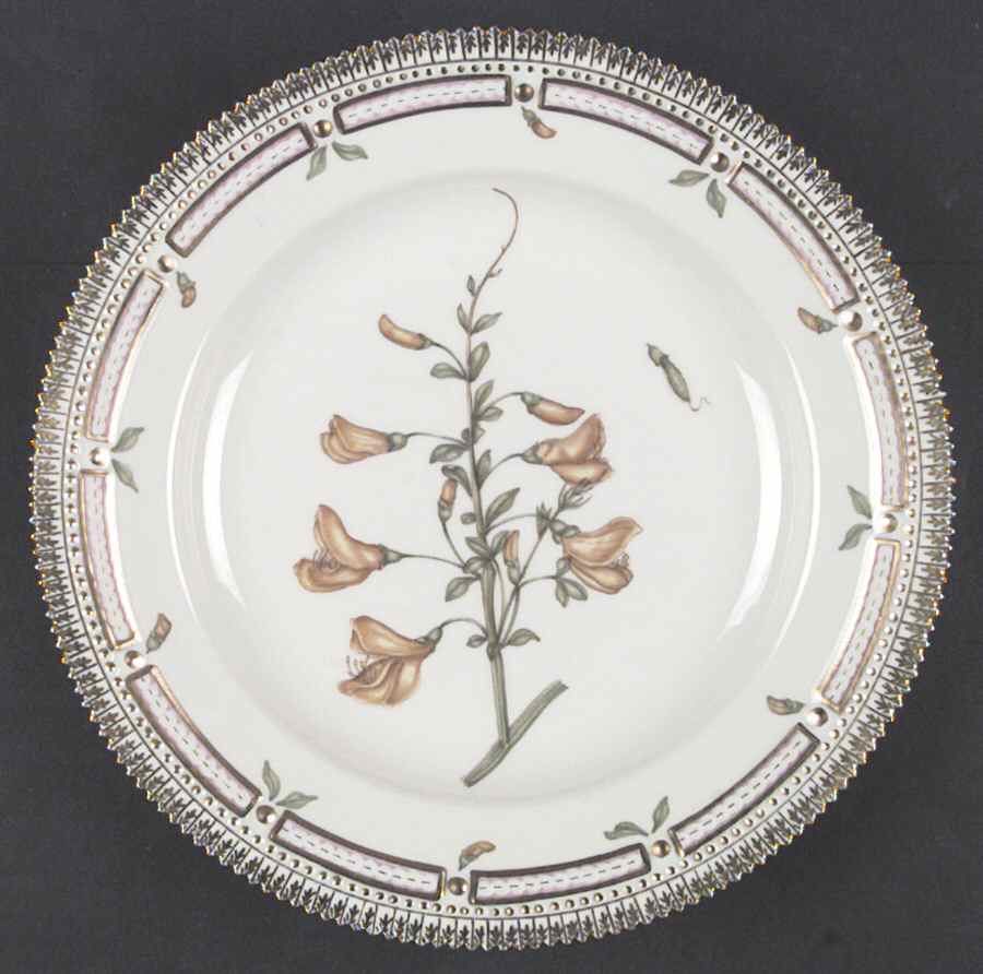 Flora Danica (1961 To Current) Dinner Plate by Royal Copenhagen-1