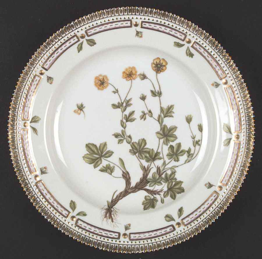 Flora Danica (1961 To Current) Dinner Plate by Royal Copenhagen-1
