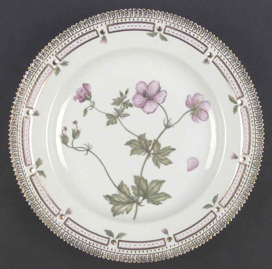 Flora Danica (1961 To Current) Dinner Plate by Royal Copenhagen-1
