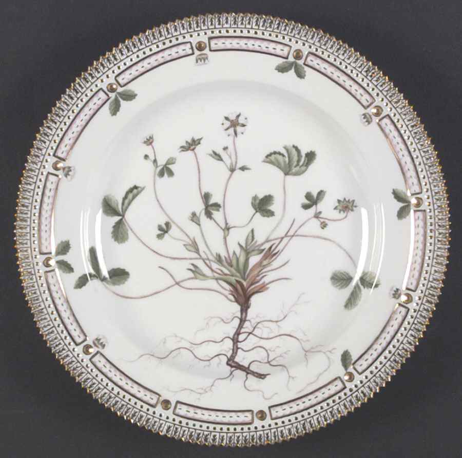Flora Danica (1961 To Current) Dinner Plate by Royal Copenhagen-1