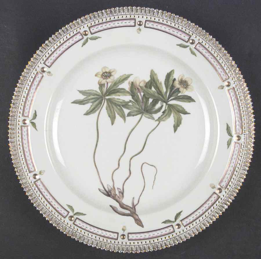 Flora Danica (1961 To Current) Dinner Plate by Royal Copenhagen-1