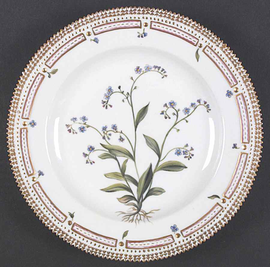 Flora Danica (1961 To Current) Dinner Plate by Royal Copenhagen-1