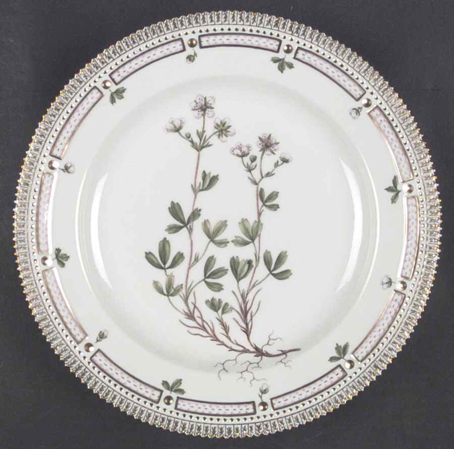 Flora Danica (1961 To Current) Dinner Plate by Royal Copenhagen-1