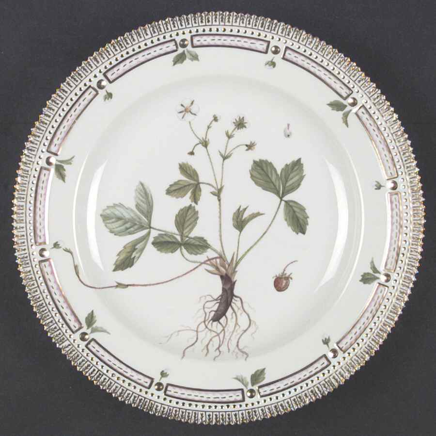 Flora Danica (1961 To Current) Dinner Plate by Royal Copenhagen-1
