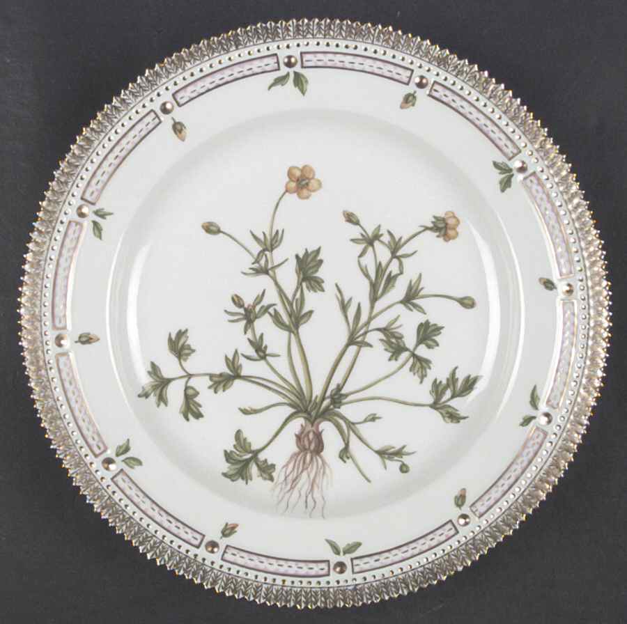 Flora Danica (1961 To Current) Dinner Plate by Royal Copenhagen-1