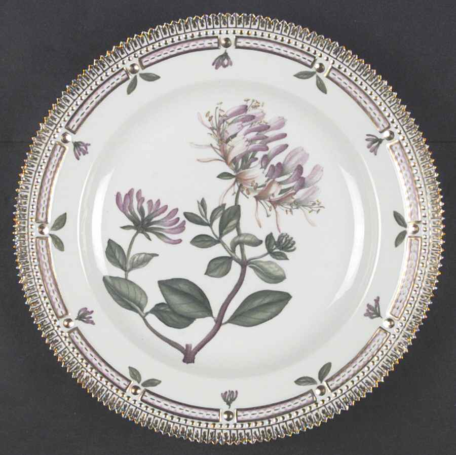 Flora Danica (1961 To Current) Dinner Plate by Royal Copenhagen-1