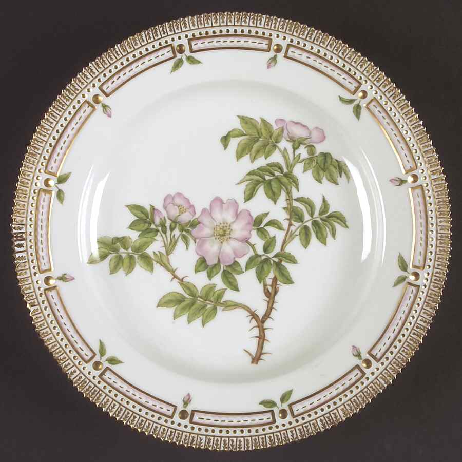 Flora Danica (1961 To Current) Dinner Plate by Royal Copenhagen-1