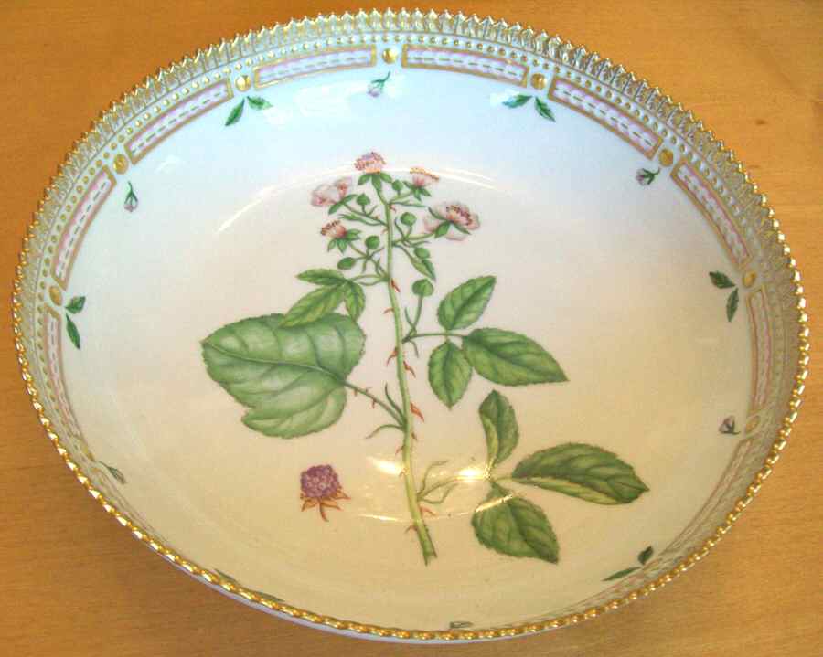 Flora Danica (1961 To Current) 9" Salad Serving Bowl-Rubus vestitus Whe et N E by Royal Copenhagen-1