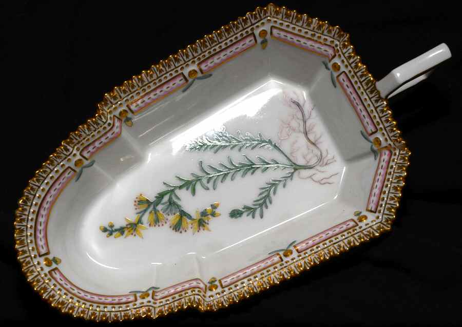 Flora Danica (1961 To Current) 8" Pickle/Accent Dish-Sedum boloniense Lois by Royal Copenhagen-1