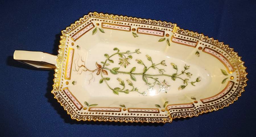 Flora Danica (1961 To Current) 6" Pickle/Accent Dish-Cerastium glutinosum by Royal Copenhagen-1