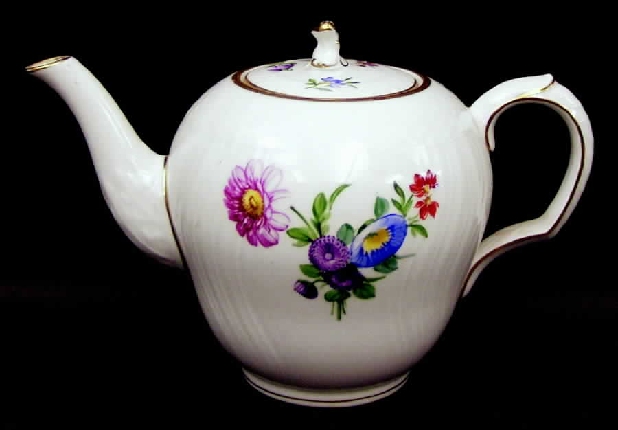 Light Saxon Flower Teapot & Lid by Royal Copenhagen-1