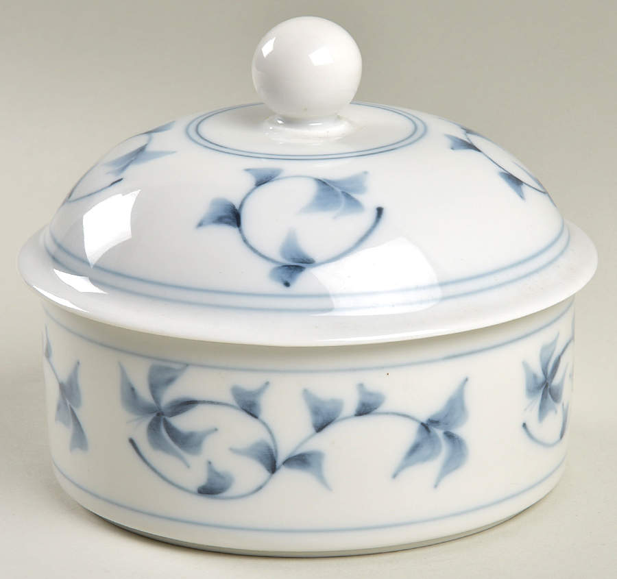 Noblesse 5" Round Box & Lid by Royal Copenhagen-1