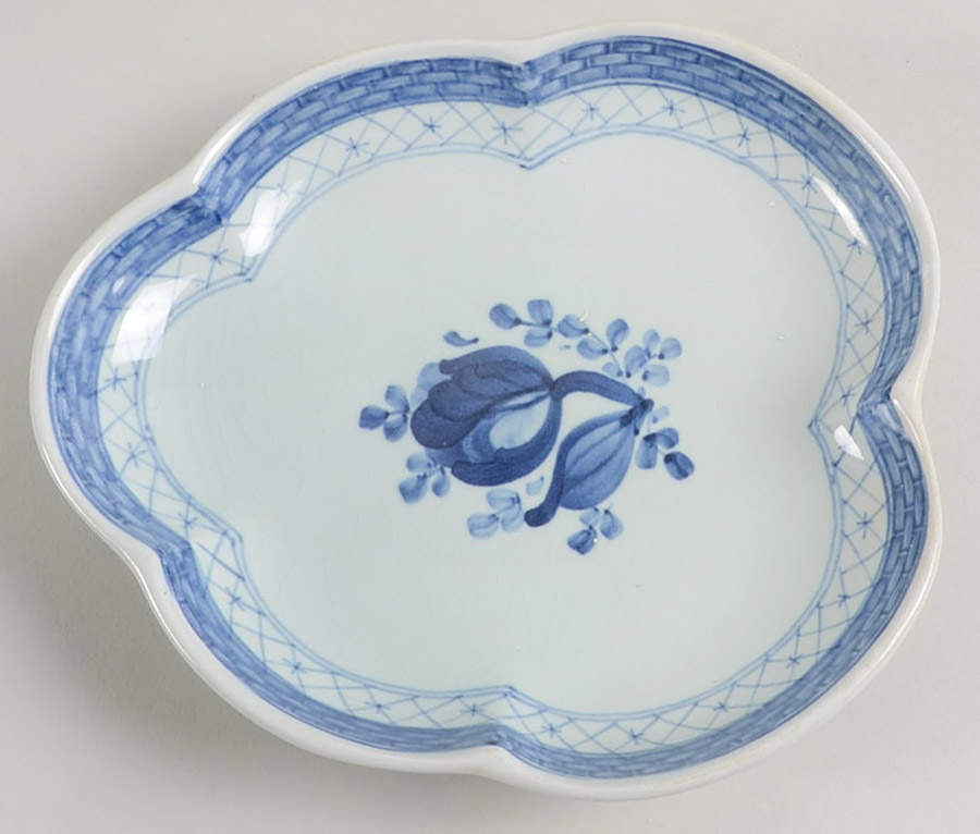 Tranquebar Blue (Rim, Wide Lattice Band) Leaf Shaped Dish by Royal Copenhagen-1