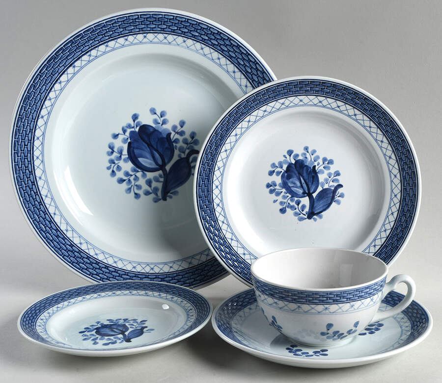 Tranquebar Blue (Rim, Wide Lattice Band) 40 Piece Estate Set by Royal Copenhagen-1