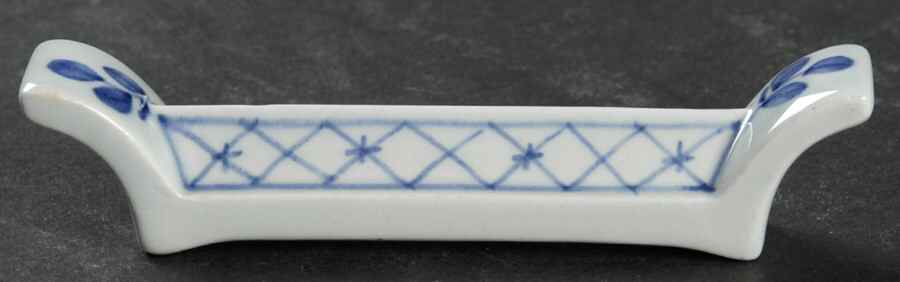 Tranquebar Blue (Rim, Wide Lattice Band) Knife Rest by Royal Copenhagen-1