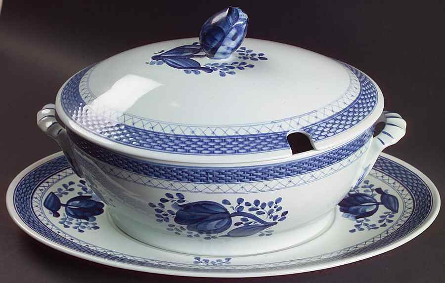 Tranquebar Blue (Rim, Wide Lattice Band) Oval Trueen & Lid with Underplate by Royal Copenhagen-1
