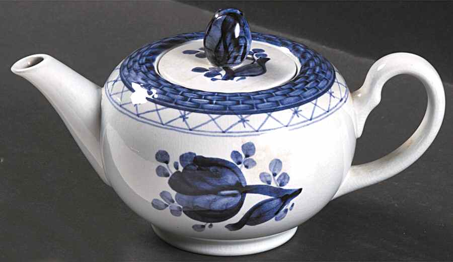 Tranquebar Blue (Rim, Wide Lattice Band) Individual Teapot & Lid by Royal Copenhagen-1