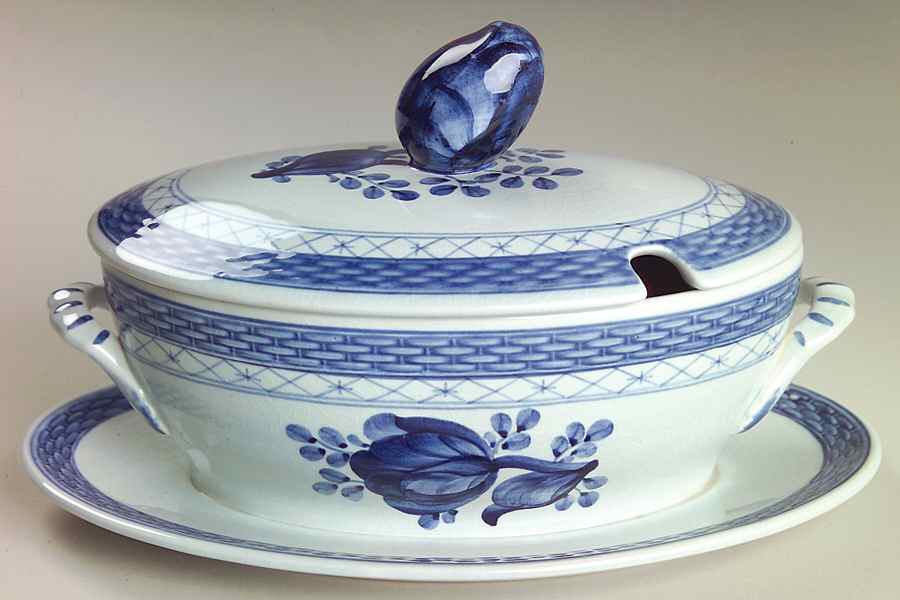 Tranquebar Blue (Rim, Wide Lattice Band) Sauce Boat with Attached Underplate & Lid by Royal Copenhagen-1