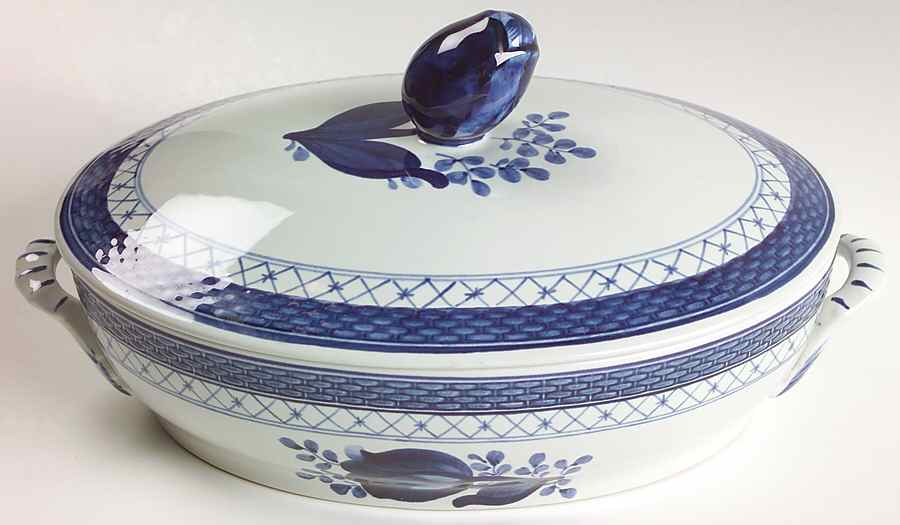 Tranquebar Blue (Rim, Wide Lattice Band) Oval Covered Vegetable by Royal Copenhagen-1